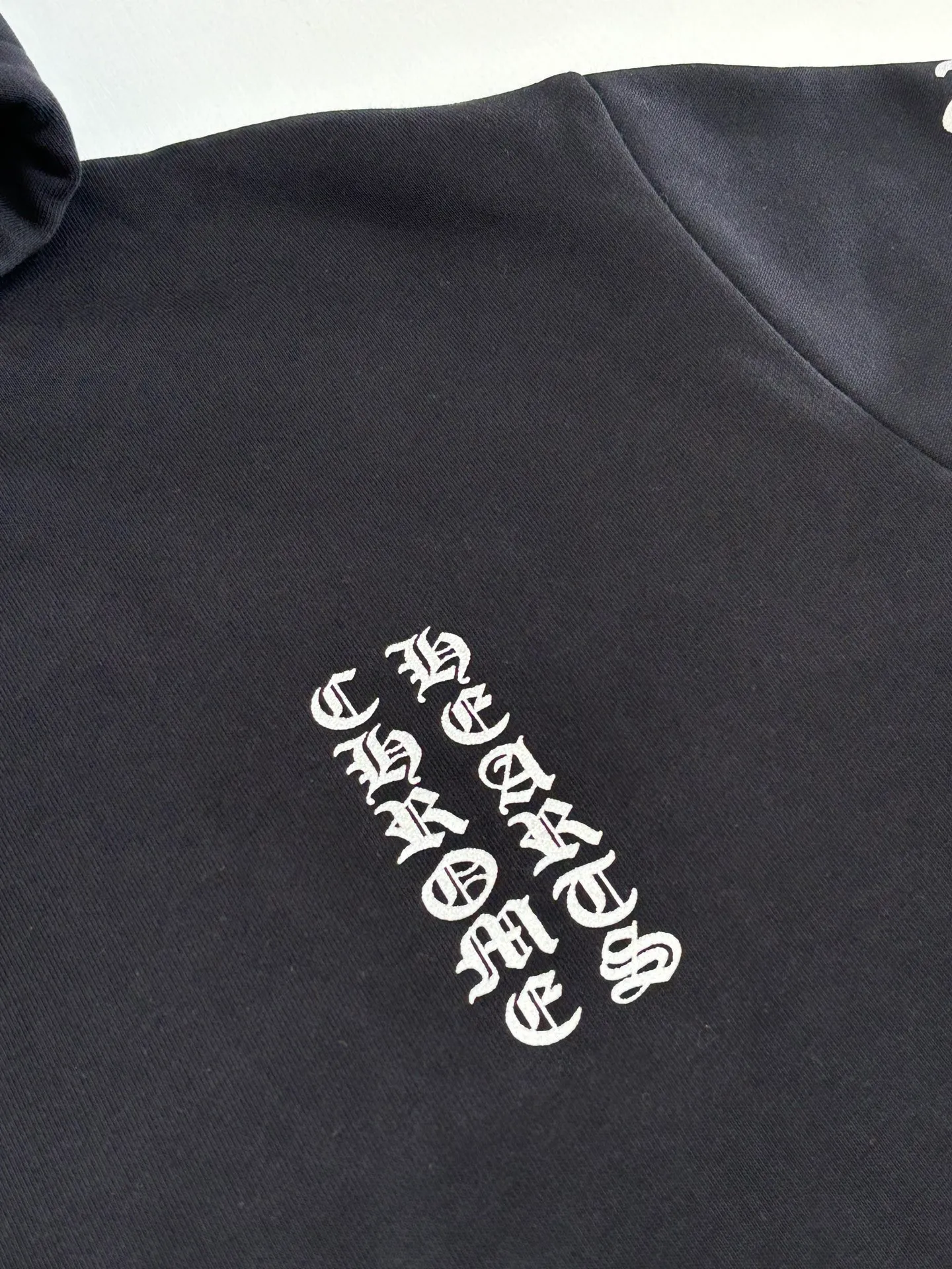 P400 Chrome Herat*/Chrome Heart 25 1988 limited Sanskrit printed hooded sweatshirt. The fabric is made of fleece 420g cotton. The printing uses a variety of printing techniques. Thermosetting ink printing. Size: S/M/L